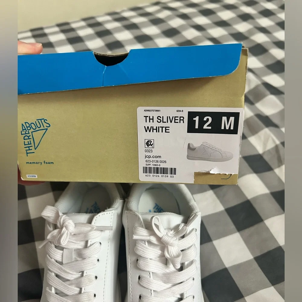 Girls White Lace-Up Sneakers with Star Perforation new with box